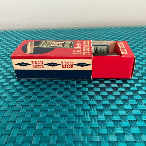 Gillette Tech Razor Vintage with Blue Blades NOS - Picture 8 of 15